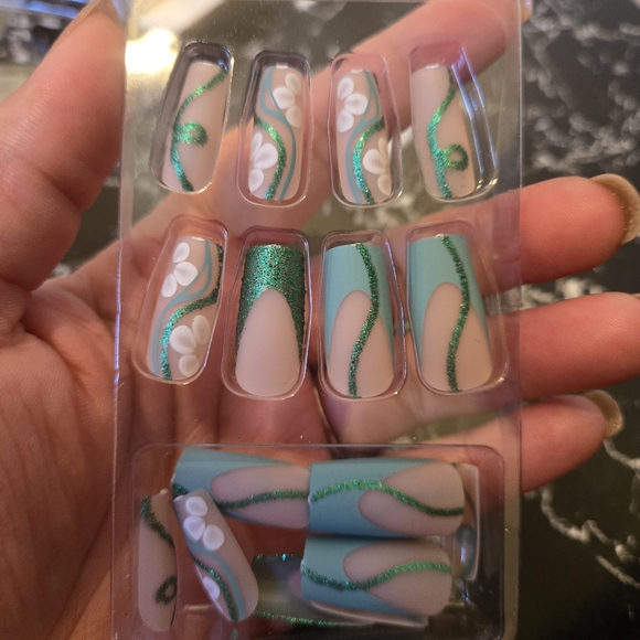 🍒🍒 Green Butterfly Press On Nails - Picture 3 of 6